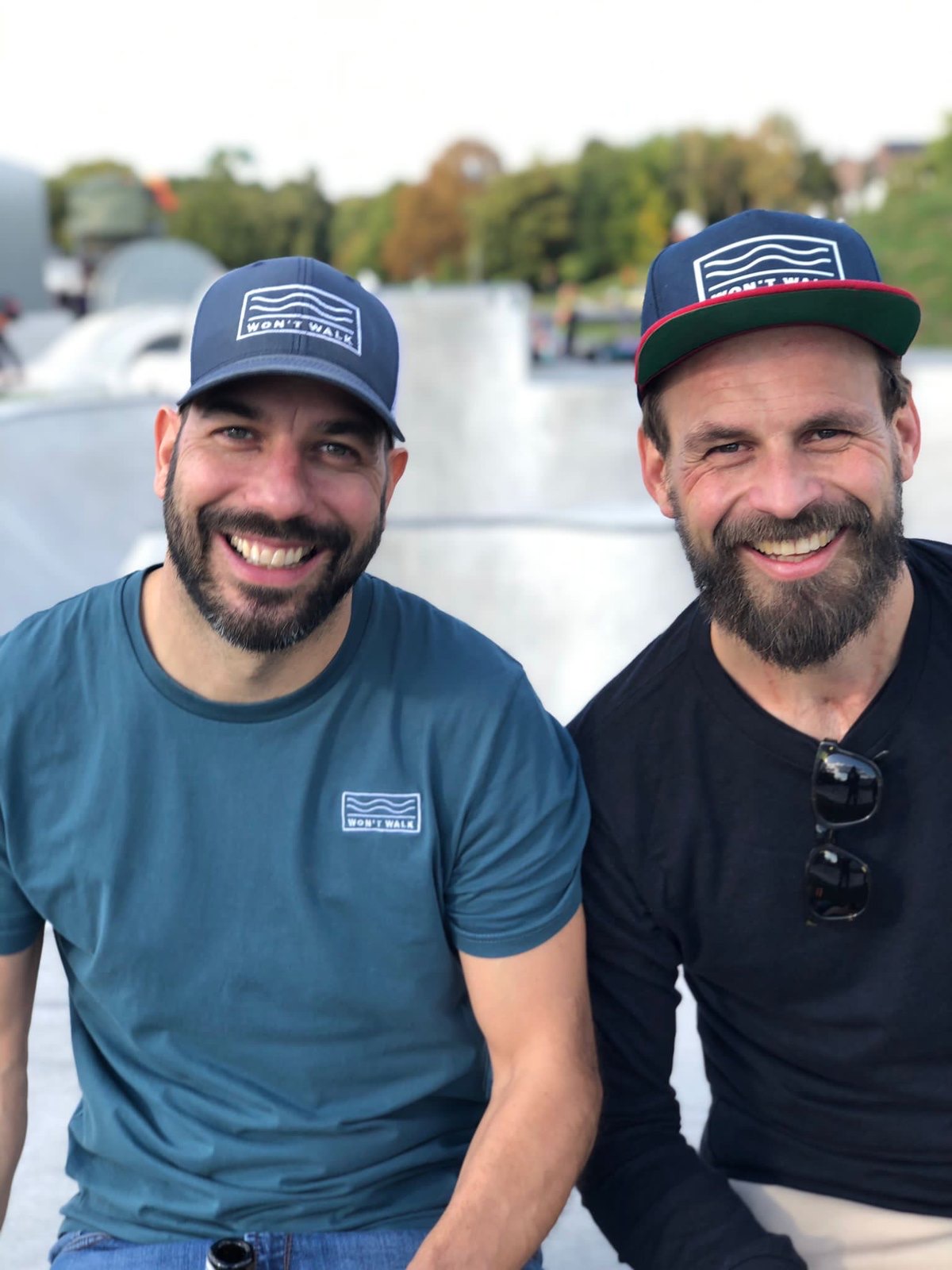 Flo und Sebi lachend im Skatepark, mit Won’t Walk Caps und T-Shirt